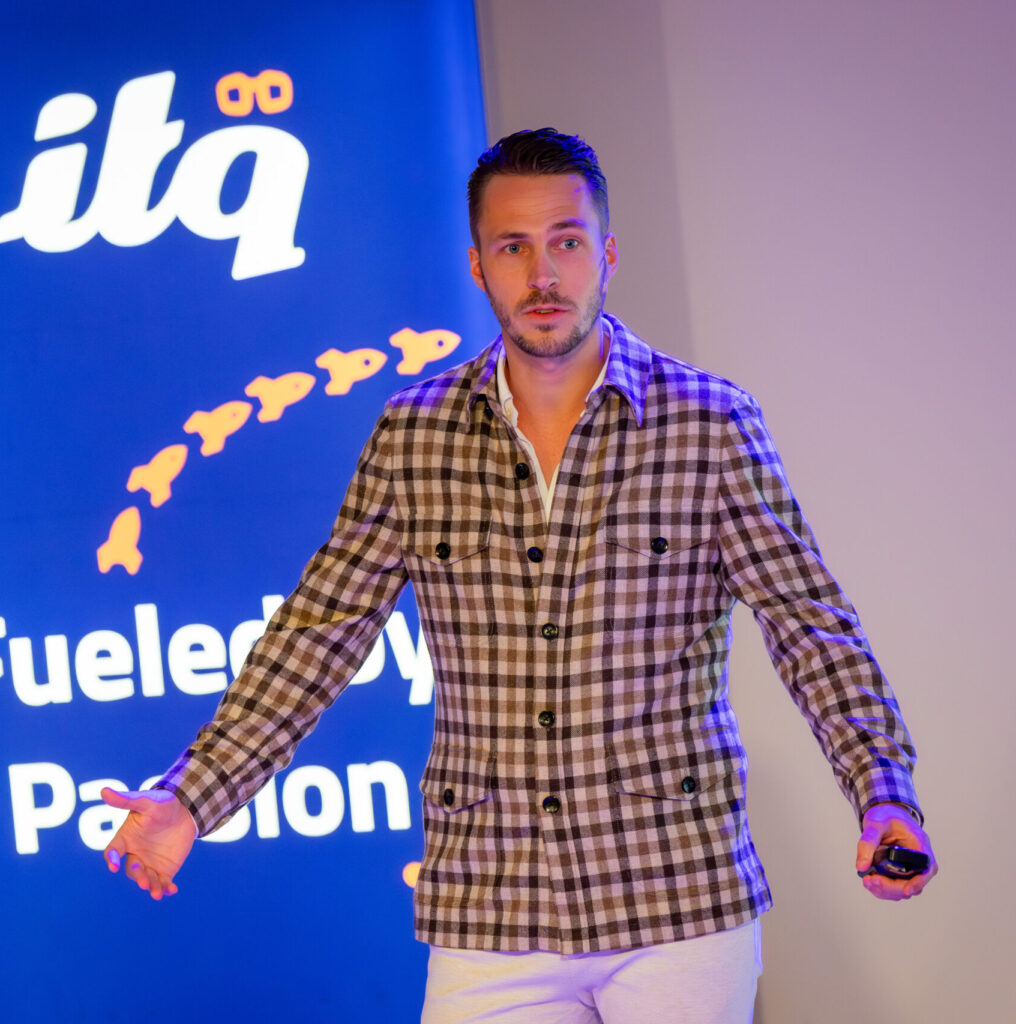 Thom Vessies presenting